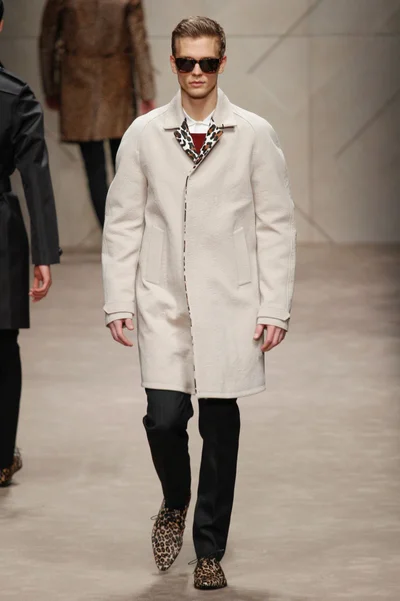 Look 16